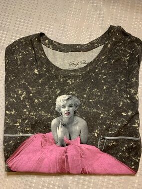 Women’s grey tee with Marilyn Monroe  wearing a Pink ballerina skirt. Size 3X.